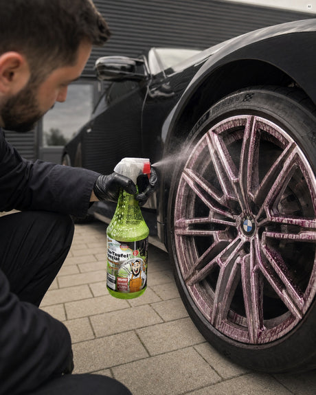 Daniel sprüht TUGA Chemie Alu-Teufel Spezial auf die Speichen des BMW M2, der Wirkindikator färbt sich violett — gezeigt im A
