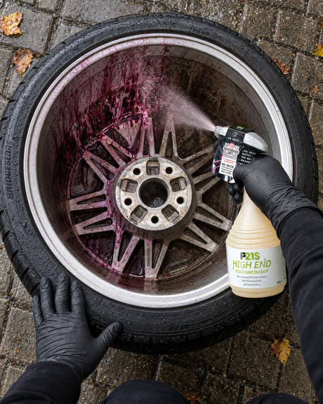 Dr. Wack P21S HIGH END Wheel Cleaner sprayed into the wheel barrel, the gel turns violet where it hits brake dust