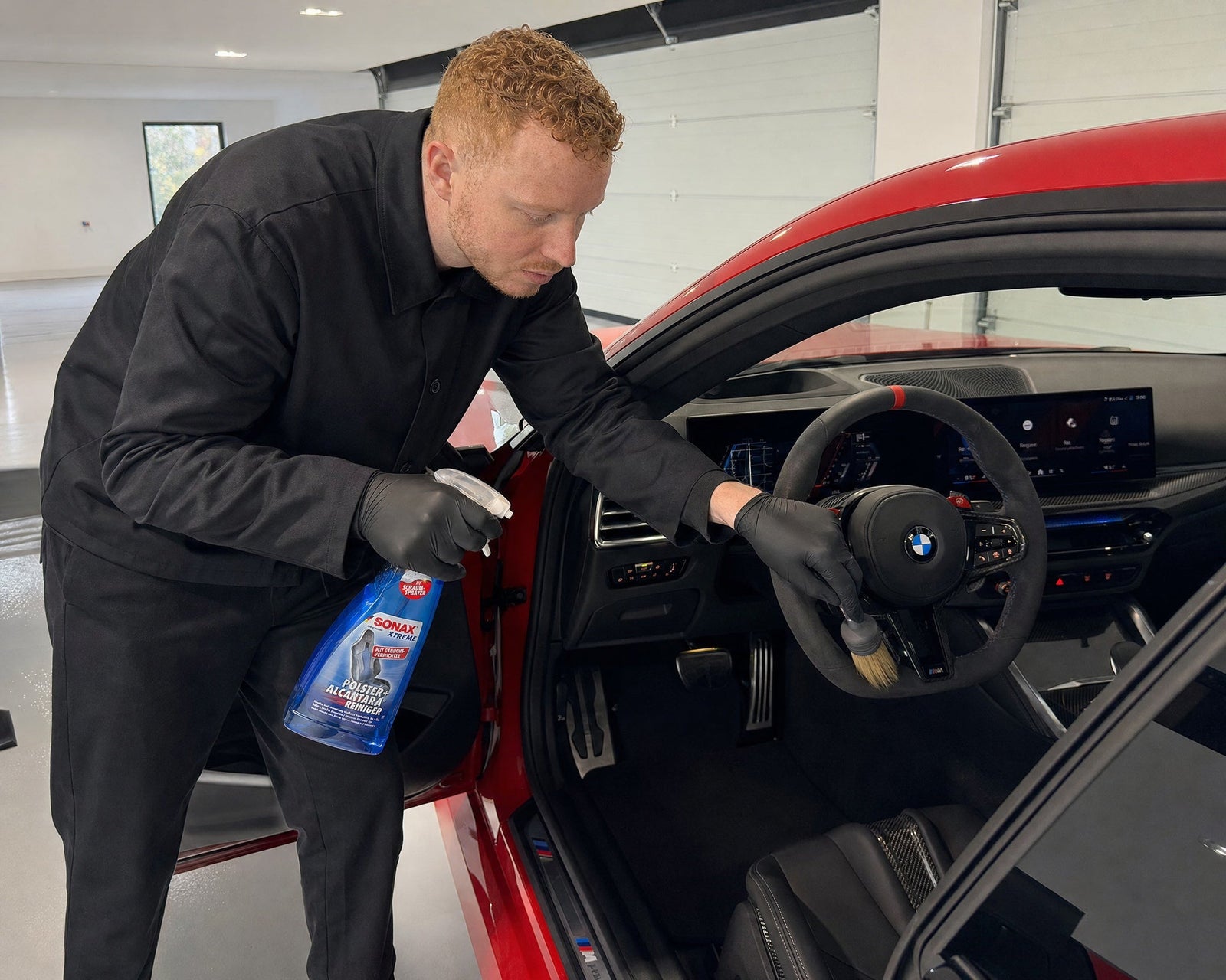 Detailing1 SONAX Xtreme Polster und Alcantara Reiniger — Jasper reinigt das Alcantara-Lenkrad im BMW M2