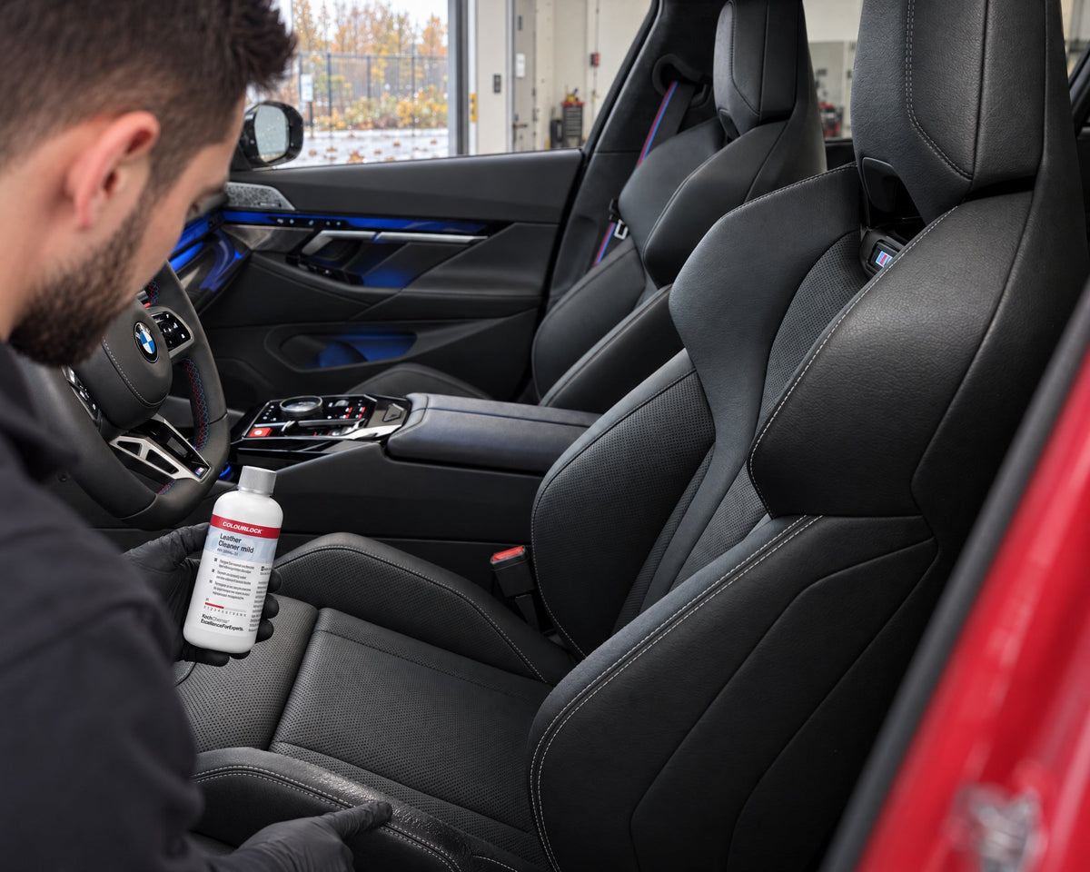 Detailing1 BMW-Lederpflege — speckiger Glanz an der Sitzwange eines BMW M5, Daniel mit COLOURLOCK Leather Cleaner (Mild)