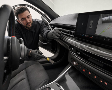 Detailing1 Koch-Chemie Interior Brush "Gelb" — Daniel legt die Staubkante an der Lüftungslamelle des BMW M2 frei