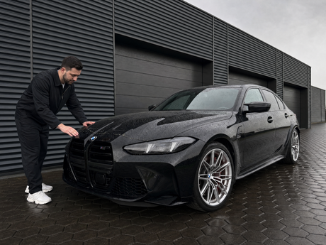 2024 BMW M3 Competition G80 Limousine mit Wassertropfen vom Mai-Regen auf dem schwarzen Lack — gezeigt im Artikel „Wasserflecken vom Autolack entfernen — die 72 Stunden nach dem Mai-Regen"