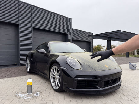 Pollenfilm auf Porsche 911 — Daniel hebt die behandschuhte Hand über die belegte Motorhaube im Detailing1 Warehouse
