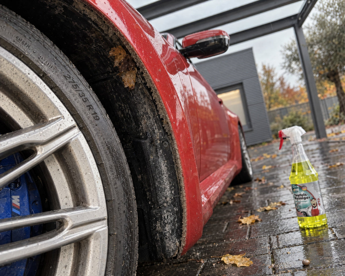 TUGA Chemie Teufels-Reiniger next to the arch lip of a BMW M2 with a grey dirt line on the folded edge