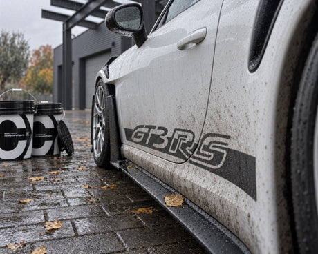 Koch-Chemie Detailing Bucket: two wash buckets next to the dirty door of a white Porsche 911 GT3 RS in autumn rain