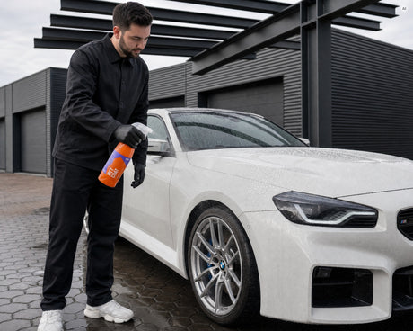 Detailing1 Hero: GYEON Q²M WetCoat Nassversiegelung auf nassem BMW M2 im Carport (Desktop)