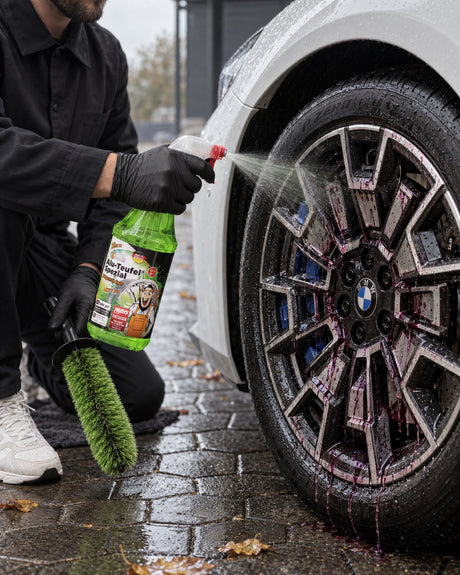 TUGA Chemie Alu-Teufel Spezial: Daniel sprays the acid-free wheel cleaner onto the wheel, red-violet colour change