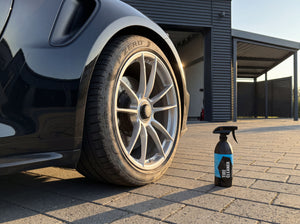 GYEON Q²M TireCleaner auf Reifenflanke vor Detailing-Werkstatt