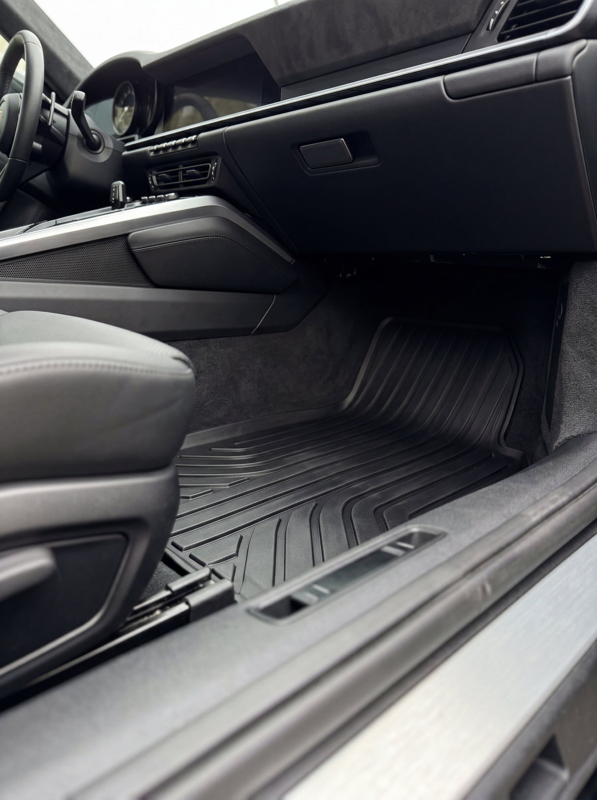 Fußmatte nach Koch-Chemie Gummifix Behandlung im Fahrzeug-Fußraum