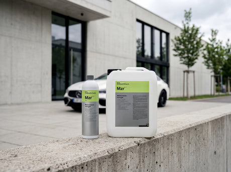 Koch-Chemie Mzr 1L Flasche und 11kg Kanister auf Betonmauer