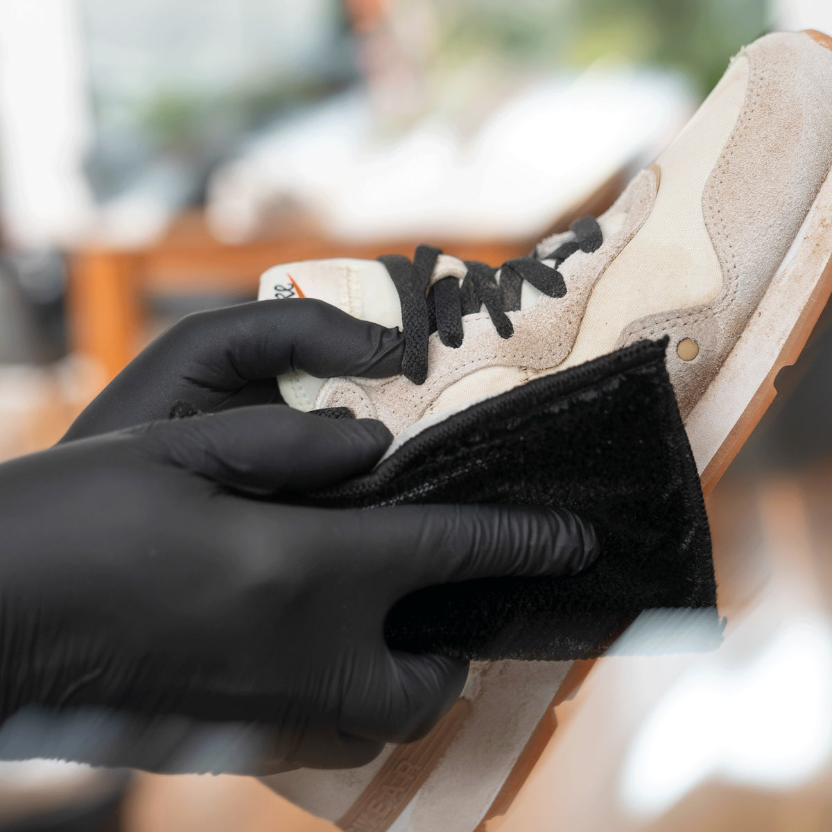 Detailing1 COLOURLOCK Sneaker Cleaner Set — cleaning a light-coloured sneaker with the cleaning pad