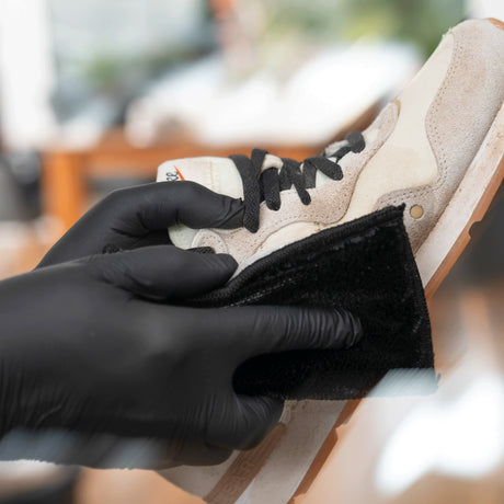 Detailing1 COLOURLOCK Sneaker Cleaner Set — cleaning a light-coloured sneaker with the cleaning pad