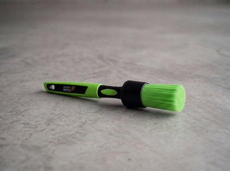 TUGA Chemie Detailing-Felgenpinsel Produkt-Stillleben auf Betonvorplatz mit sichtbarem TUGA Chemie Label