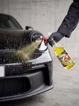 Insekten-Teufel wird mit Nitrilhandschuh auf verschmutzten Frontstoßfänger aufgesprüht